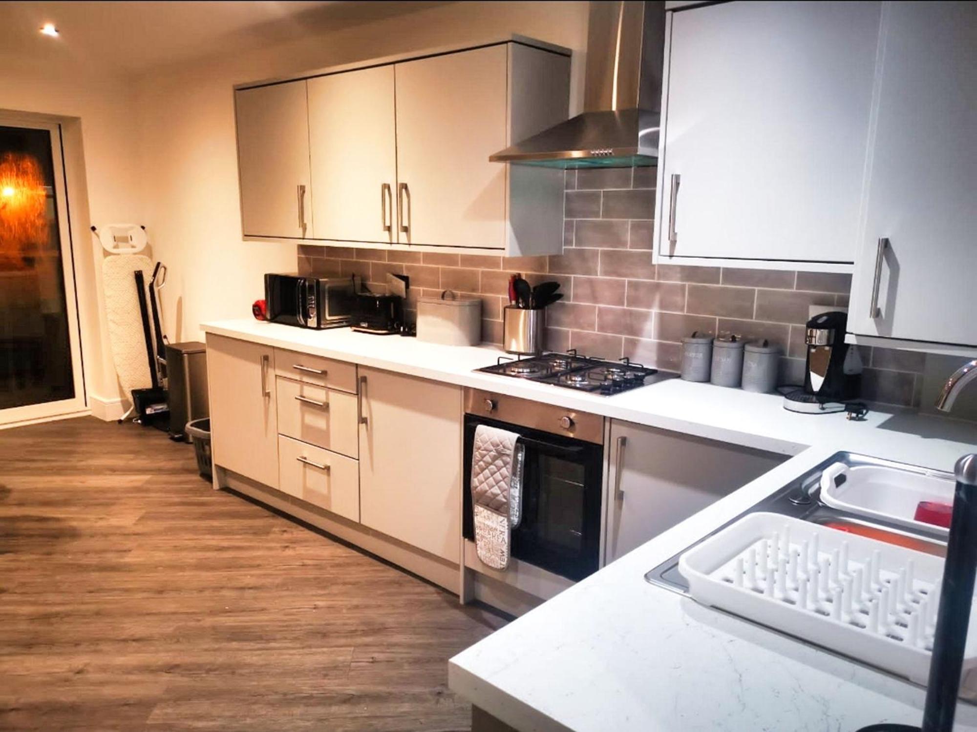 Rotherham - Rawmarsh - Great Customer Feedback - 2 Bed Bungalow - New Build - High End Furnishings - Wheel Chair Accessible - Large Enclosed Garden - Dog Friendly מראה חיצוני תמונה